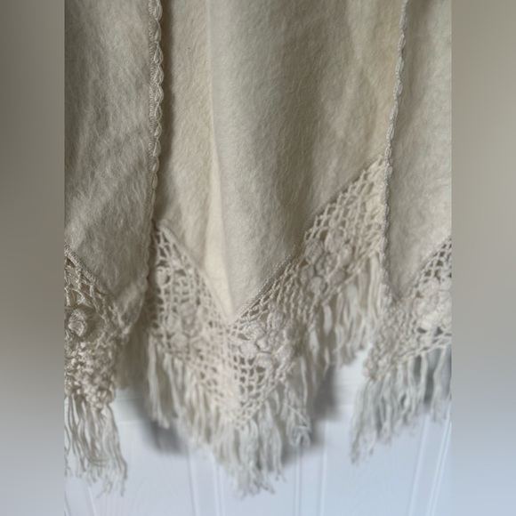 Importations Maria 100% Alpaca wool Handmade Natural Crochet Trim Poncho - Picture 8 of 10